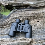 Lornetka OM System 8x40 S zawiera pokrowiec