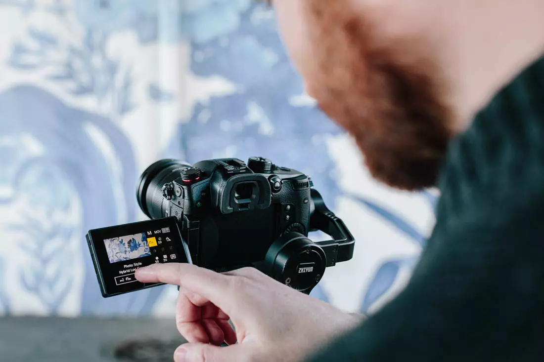 Wybierz zestaw z doskonałym, uniwersalnym obiektywem Panasonic Lumix G Vario 12-60mm f/3.5-5.6 Asph Power OIS. Razem z aparatem GH5 II o matrycy Mikro 4/3 oferuje wszechstronny zakres ogniskowych 24-120mm. Zawiera 3 soczewki asferyczne i pojedynczy element o bardzo niskiej dyspersji, które pomagają zredukować zarówno aberracje sferyczne, jak i chromatyczne w całym zakresie ogniskowych, zapewniając lepszą ostrość, wyrazistość i wierność kolorów. System Power O.I.S. minimalizuje efekt drgań aparatu, zapewniając ostrzejsze zdjęcia z ręki. Ten system stabilizacji obrazu jest również kompatybilny z funkcją Dual I.S. w modelu GH5 II, umożliwiając jeszcze łatwiejsze fotografowanie w trudnych warunkach i poprawiając komfort nagrywania wideo. Poręczny obiektyw Lumix G Vario 12-60mm świetnie nadaje się do nagrań z użyciem gimbala, a solidna, odporna na zachlapanie i kurz konstrukcja sprzyja pracy w trudnych warunkach i nieprzyjaznym otoczeniu.