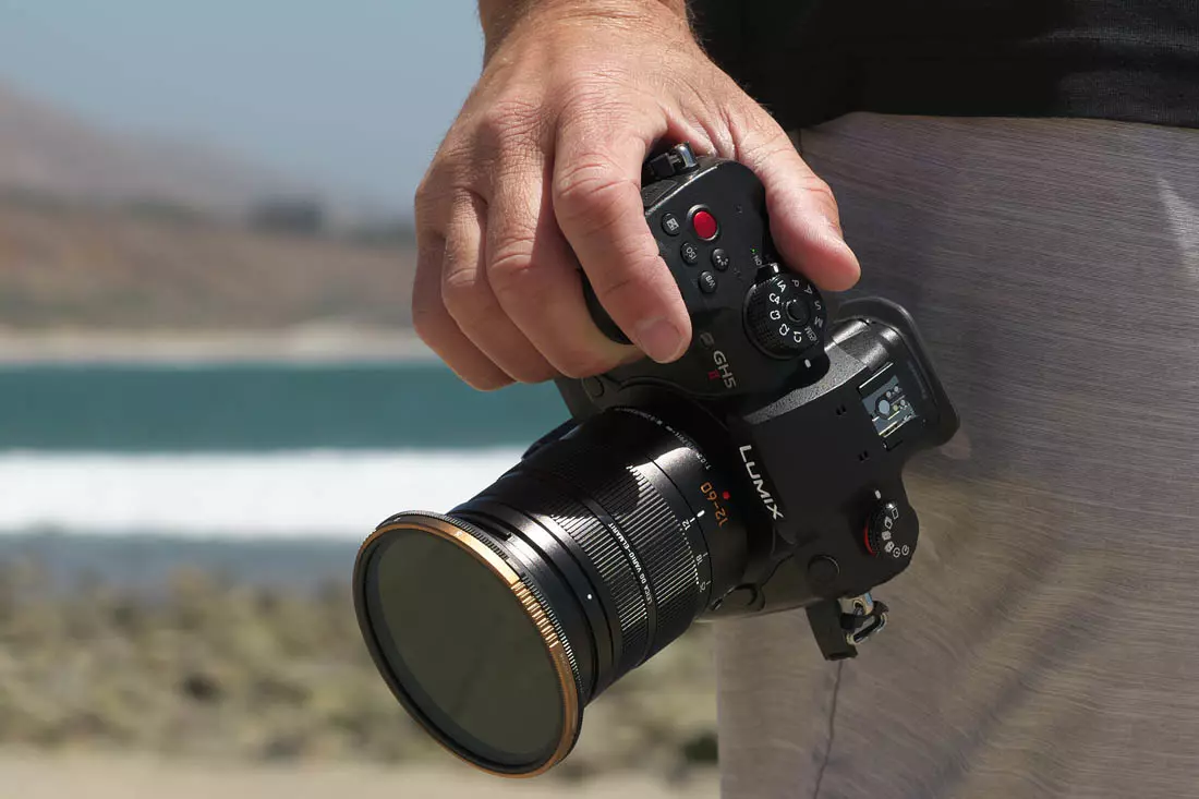 Wybierz zestaw z doskonałym, uniwersalnym obiektywem Panasonic Lumix G Vario 12-60mm f/3.5-5.6 Asph Power OIS. Razem z aparatem GH5 II o matrycy Mikro 4/3 oferuje wszechstronny zakres ogniskowych 24-120mm. Zawiera 3 soczewki asferyczne i pojedynczy element o bardzo niskiej dyspersji, które pomagają zredukować zarówno aberracje sferyczne, jak i chromatyczne w całym zakresie ogniskowych, zapewniając lepszą ostrość, wyrazistość i wierność kolorów. System Power O.I.S. minimalizuje efekt drgań aparatu, zapewniając ostrzejsze zdjęcia z ręki. Ten system stabilizacji obrazu jest również kompatybilny z funkcją Dual I.S. w modelu GH5 II, umożliwiając jeszcze łatwiejsze fotografowanie w trudnych warunkach i poprawiając komfort nagrywania wideo. Poręczny obiektyw Lumix G Vario 12-60mm świetnie nadaje się do nagrań z użyciem gimbala, a solidna, odporna na zachlapanie i kurz konstrukcja sprzyja pracy w trudnych warunkach i nieprzyjaznym otoczeniu.