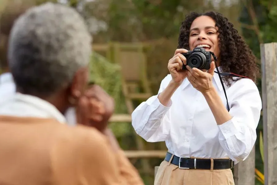 Canon EOS R100 + RF-S 18-45 mm f/4.5-6.3 IS STM + 55-210 mm f/5-7.1 IS STM