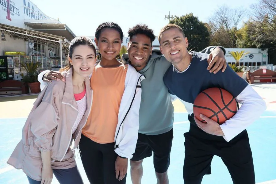 Canon EOS R100 + RF-S 18-45 mm f/4.5-6.3 IS STM + plecak + karta SD 32 GB + zapasowy akumulator LP-E17