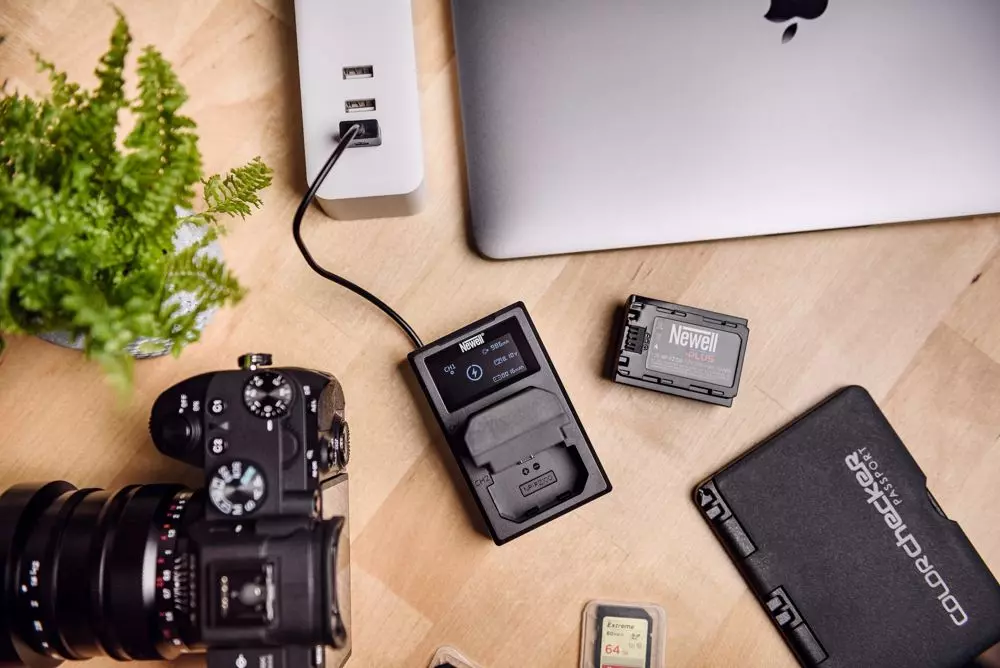 Ładowarka dwukanałowa Newell FDL-USB-C do akumulatorów NP-W235