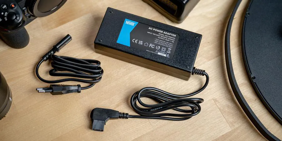 Ładowarka Newell D-Tap 16.8 V 5 A do akumulatorów V-mount