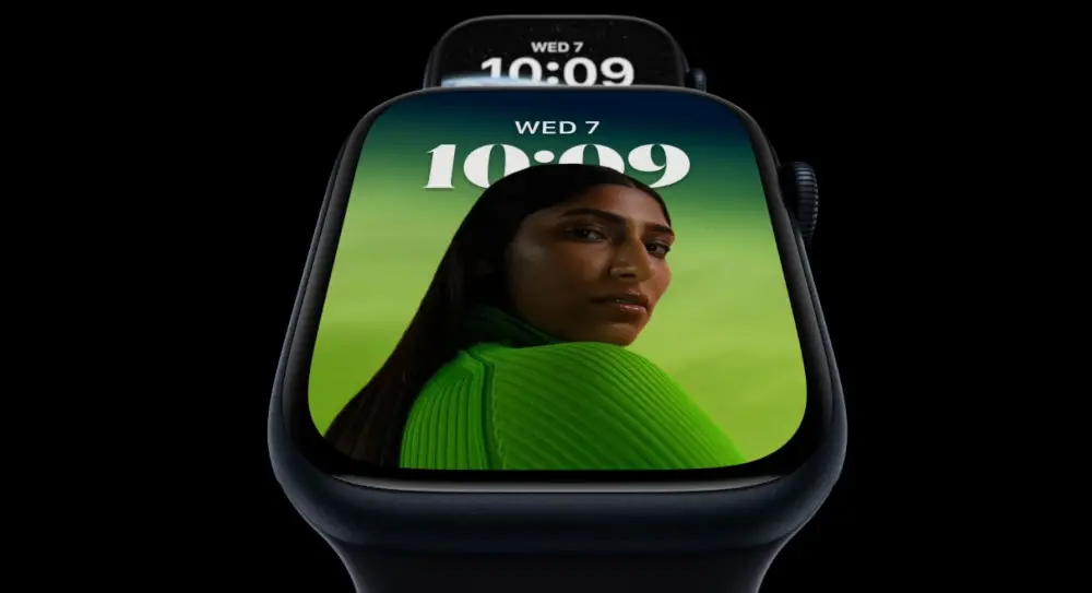 Apple Watch Series 8 LTE z kopertą 45 mm z aluminium w kolorze księżycowa poświata z paskiem sportowym w kolorze księżycowa poświata
