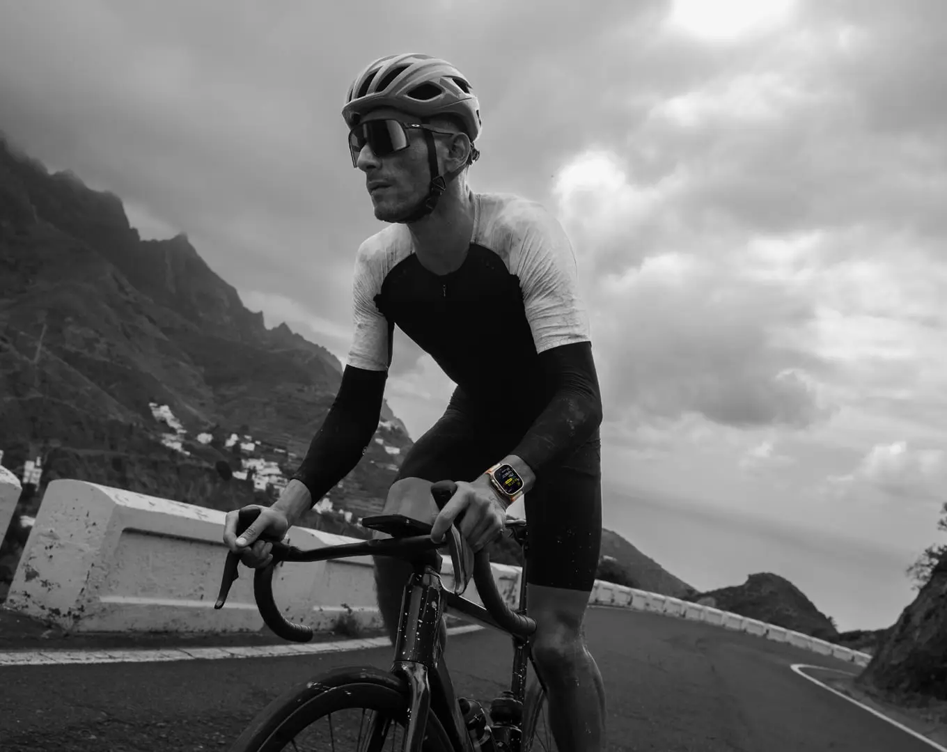 Apple Watch Ultra 2 LTE 49 mm koperta tytanowa + opaska Trail rozmiar M/L czarno-niebieski