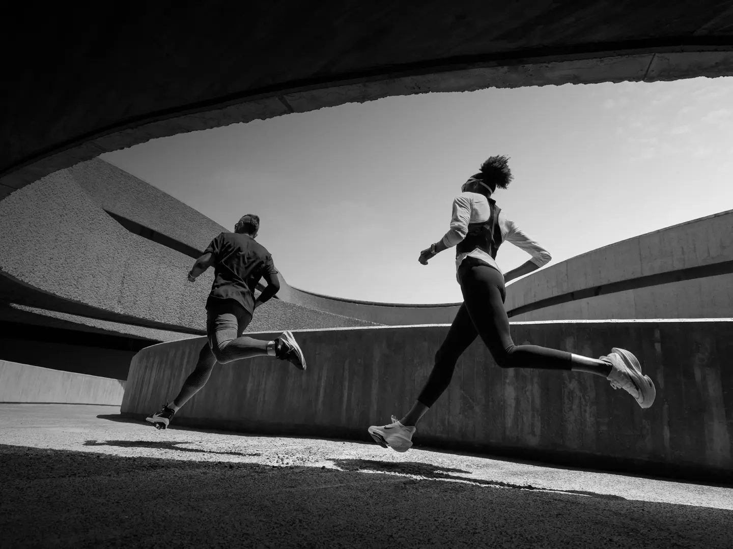 Apple Watch Ultra 2 LTE 49 mm koperta tytanowa + opaska Trail rozmiar S/M pomarańczowo-beżowy