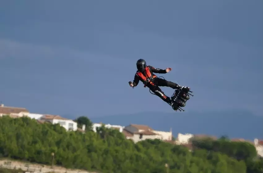 Sony A6400 + Sony E PZ 16-50 mm f/3.5-5.6 OSS II 